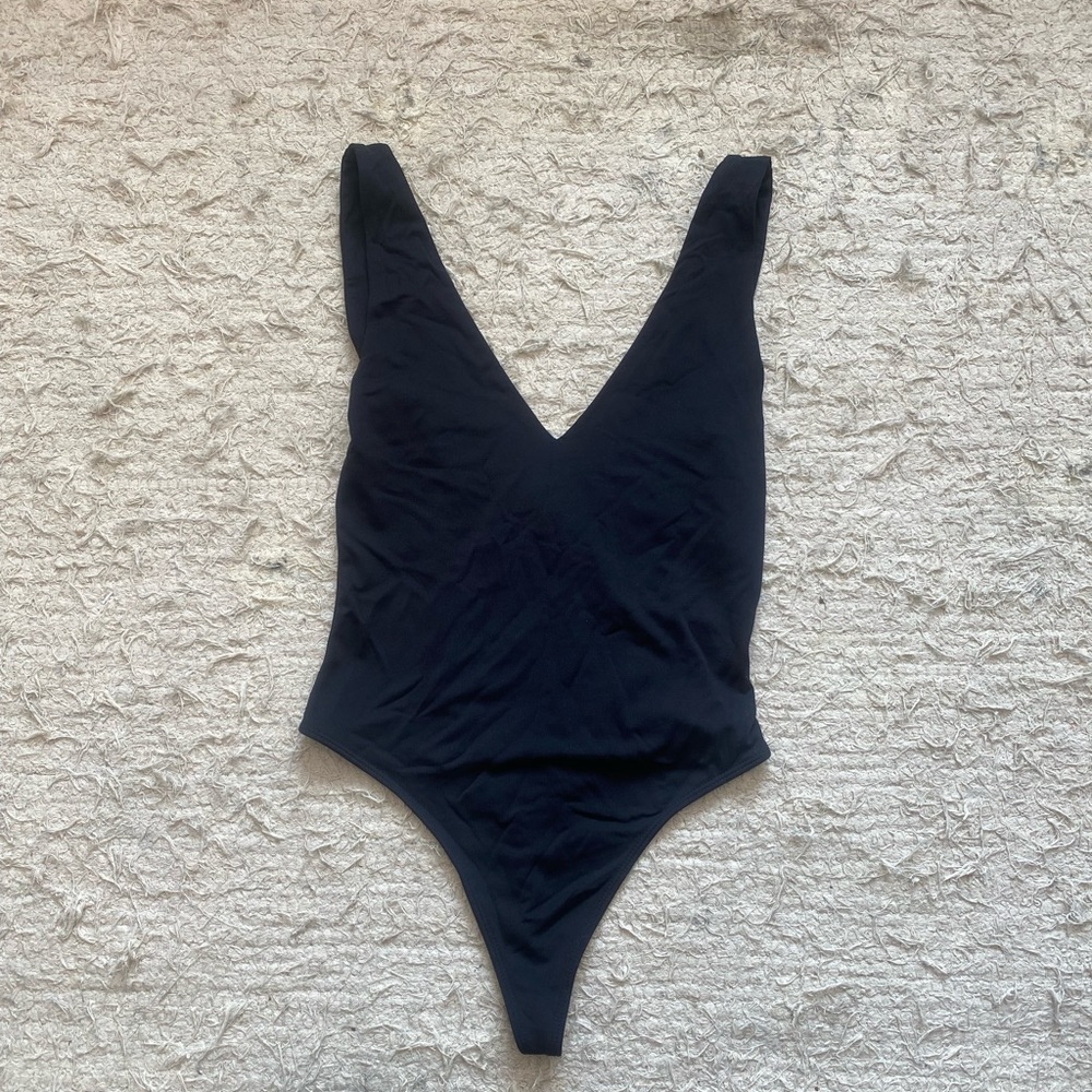 Aritzia Babaton V Neck Bodysuit